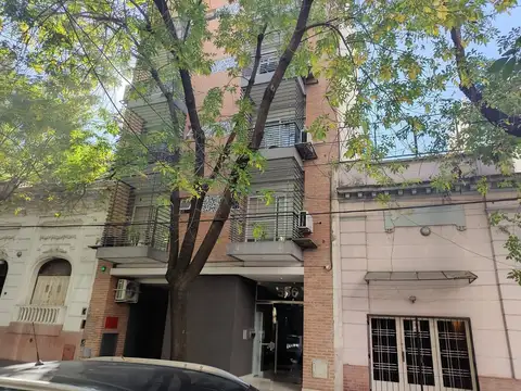2 AMB EXCELENTE UBICACION AL FRENTE CON BALCON MUY LUMINOSO