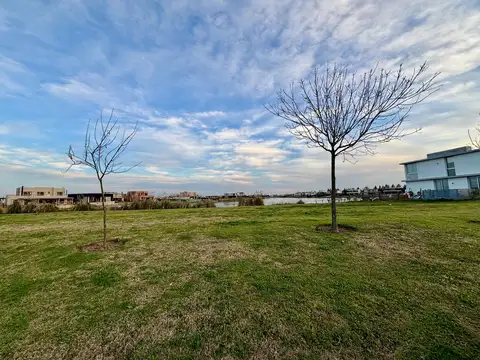 LOTE AL AGUA EN LAGO PRINCIPAL NAUDIR ESCOBAR
