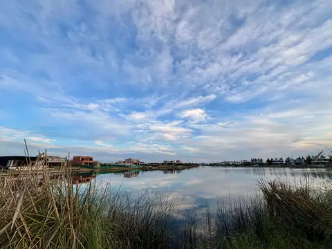 LOTE AL AGUA EN LAGO PRINCIPAL NAUDIR ESCOBAR