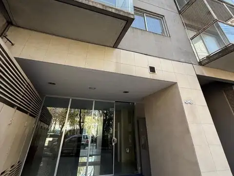 UN AMBIENTE LUMINOSO CON BALCON A LA CALLE YERBAL 700