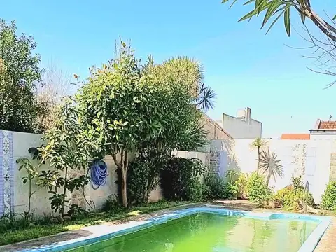 CASA DE  6 AMBIENTES CON PILETA. BARRIO CONSTITUCION