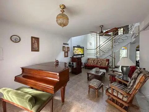 Casa de 3 dormitorios con cochera y jardín en Abasto