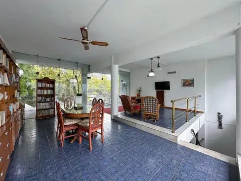 Casa 8 ambientes con 3 baños