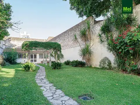 Casa sobre lote propio con jardín y cochera - Villa Urquiza