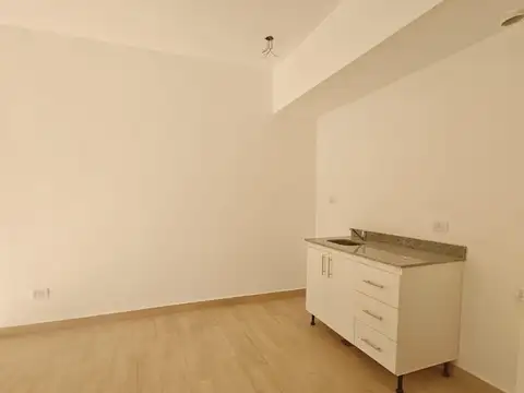 Departamento 2 ambientes, con cochera. Ubicado Moreno Centro