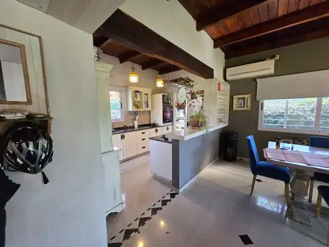 Casa 4 ambientes con 2 baños
