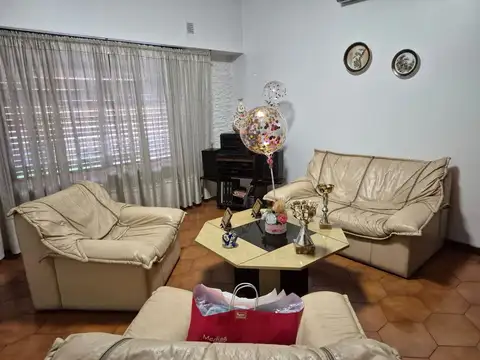 Av. Gral. Mosconi 1900