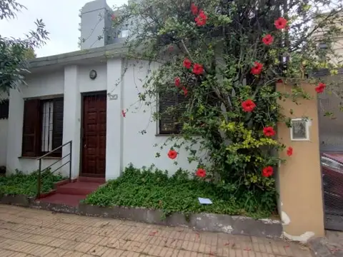 Venta casa 3 ambientes con jardín en Bernal