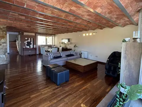 Casa 7 ambientes con 4 baños