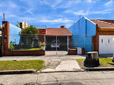 CASA 3 AMBIENTES PATIO JARDIN PARRILLA COCHERA