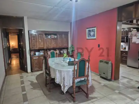 Casa 6 ambientes con 2 baños