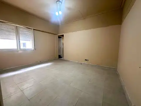 DEPARTAMENTO DE 2 AMBIENTES MUY BIEN UBICADO - 1 PISO POR ESCALERA 