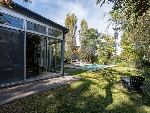 Casa en Venta con 3 cocheras