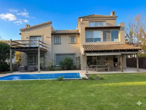 Casa en Alquiler con 3 cocheras