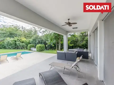 Excelente casa en  venta/alquiler con muebles. 5 suites. Piscina. Golf