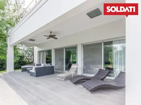 Excelente casa en  venta/alquiler con muebles. 5 suites. Piscina. Golf
