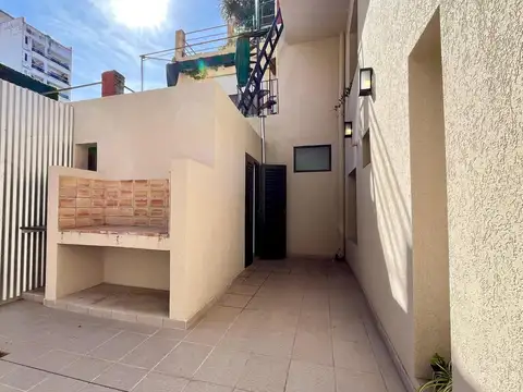 VENTA: casa de pasillo en Ph de 3 dormitorios, reciclada a nueva y patio con parrillero. Lourdes.