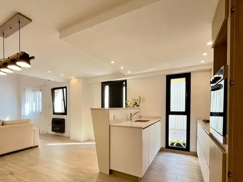 VENTA: casa de pasillo en Ph de 3 dormitorios, reciclada a nueva y patio con parrillero. Lourdes.