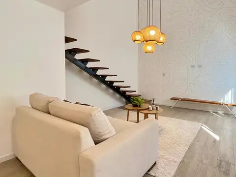 VENTA: casa de pasillo en Ph de 3 dormitorios, reciclada a nueva y patio con parrillero. Lourdes.