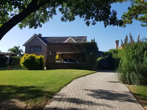 Casa de Categoría en Country Jockey Club -  3 Dormitorios- Escritorio- pileta -  Impecable