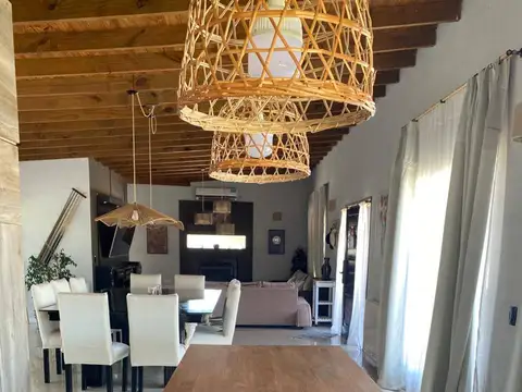 Casa 5 ambientes con 3 baños