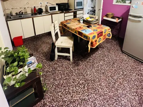 Casa 9 ambientes con 2 baños
