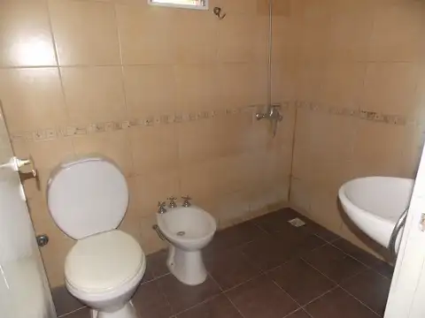 VENTA  CASA DE 2 DORMITORIOS PATIO CON PARRILLA ALQUILADO