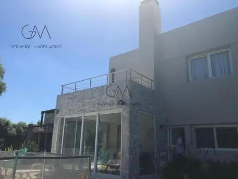 Casa 6 ambientes con 4 baños