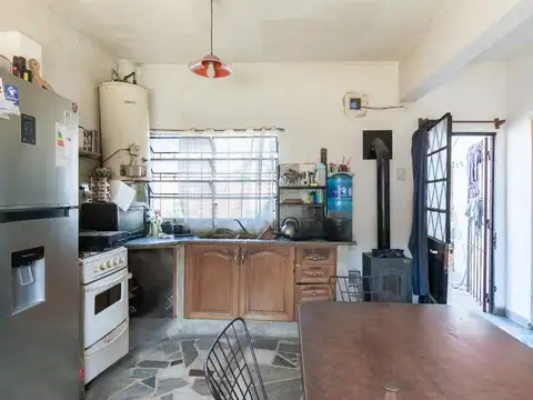 CASA EN VENTA 3 AMBIENTES CASTELAR SUR PARRILLA