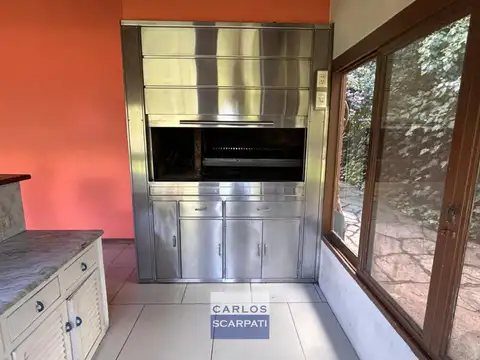Casa en Alquiler con 6 cocheras