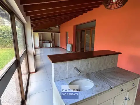 Casa 6 ambientes con 2 baños