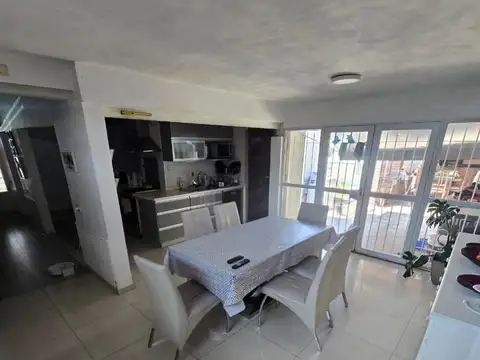 Casa 5 ambientes con 2 baños