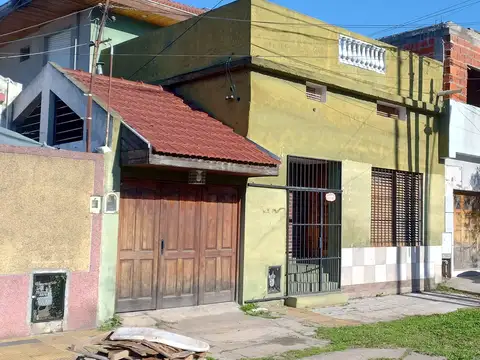 CASA DE 4 AMBIENTES, CON FONDO LIBRE DE GRAN DIMENSION.