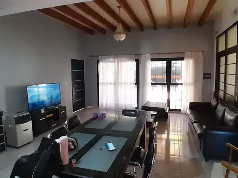 Casa 10 ambientes con 2 baños