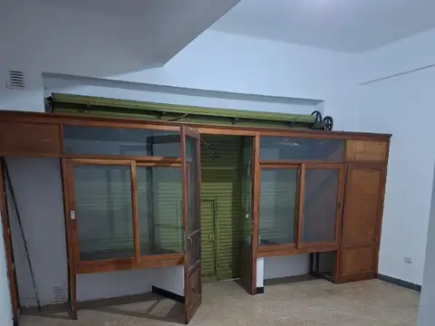 LOCAL COMERCIAL VIDRIADO EN ZONA CENTRO