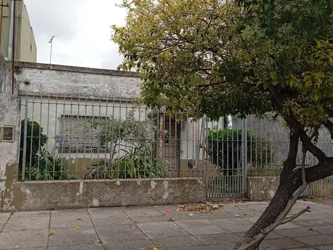 Casa 3 ambientes con garaje y amplio jardín a reciclar