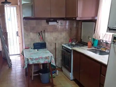 Casa 3 ambientes con garaje y amplio jardín a reciclar