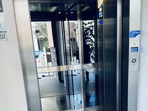 11 1300, Piso 7
