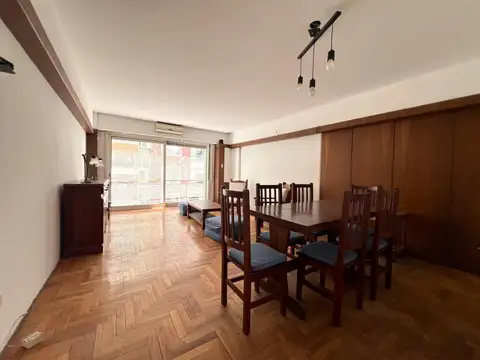 Gran departamento a refaccionar de 4 amb + dependencia!