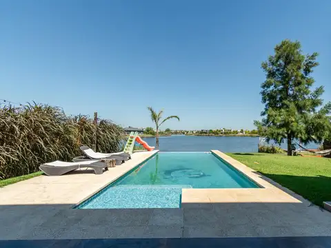 Luminosa casa en venta y alquiler en El Cantón – B° Puerto con salida a la laguna.