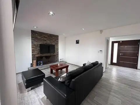Casa con vista al lago en San Lucas, diseño de calidad y un entorno natural privilegiado.