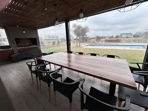 Casa con vista al lago en San Lucas, diseño de calidad y un entorno natural privilegiado.