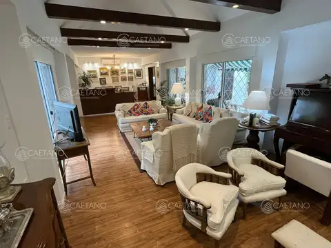 Hermosa Casa en venta de 4 dormitorios en Cantegril, Punta del este.