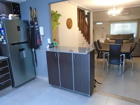 Casa 4 ambientes con 2 baños