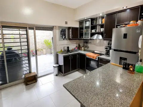 Casa 4 ambientes con 2 baños