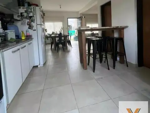 Casa en Venta con 3 cocheras