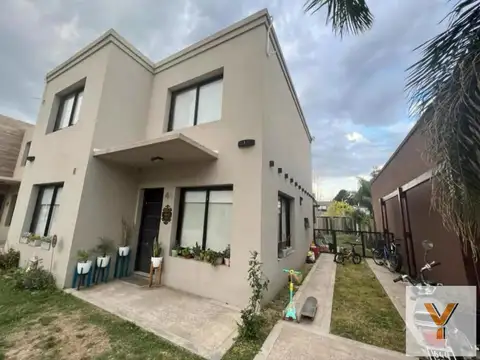 Casa en venta - 3 Dormitorios 2 Baños - Cocheras - 299Mts2 - Ituzaingó