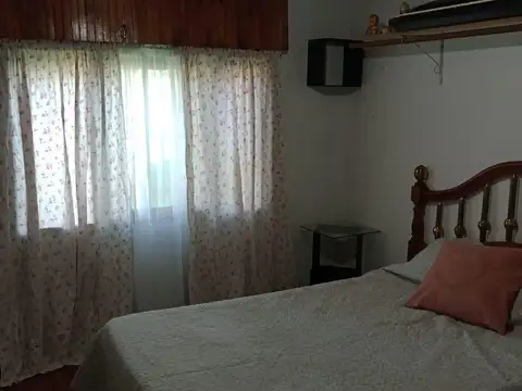 Sobre asfalto, a cuadras de la estación de tren