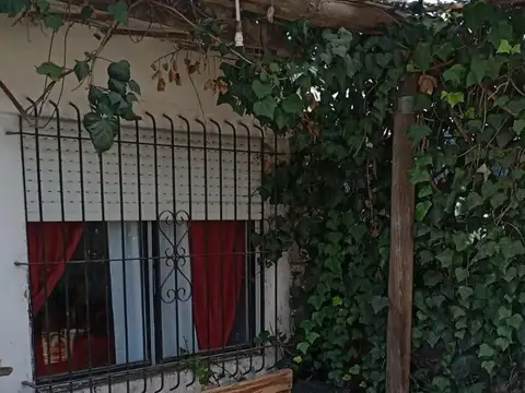 Casa En Manuel Alberti M027v