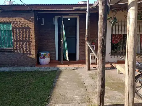 Sobre asfalto, a cuadras de la estación de tren